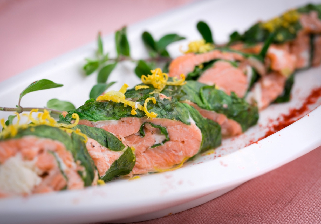 Rolada z łososia faszerowana szpinakowym twarożkiem foto