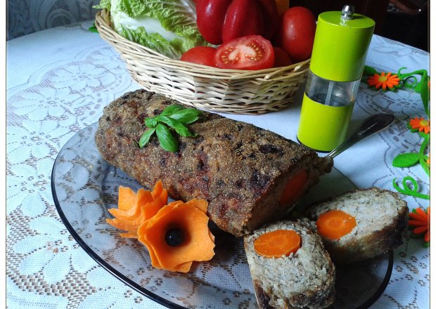 Fotografia przedstawiająca Rolada z mielonego z ryżem,grzybami i marchewką