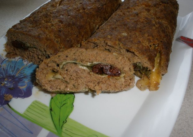 Fotografia przedstawiająca Rolada z mięsa mielonego z serem i szpinakiem