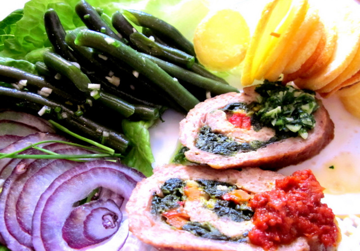 Rolada z mięsa mielonego z warzywami i sosem winnym foto