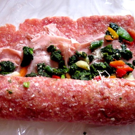 Krok 2 - Rolada z mięsa mielonego z warzywami i sosem winnym foto