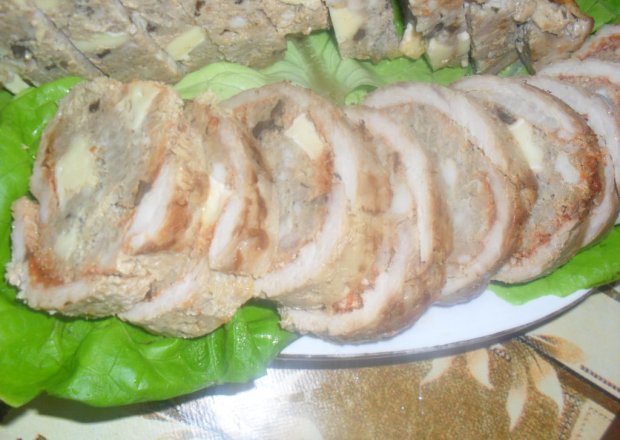 Fotografia przedstawiająca rolada z mięsno-kaszowo-serowym nadzieniem