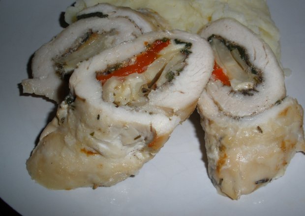 Fotografia przedstawiająca Rolada z piersi kurczaka z selerem i serem pleśniowym