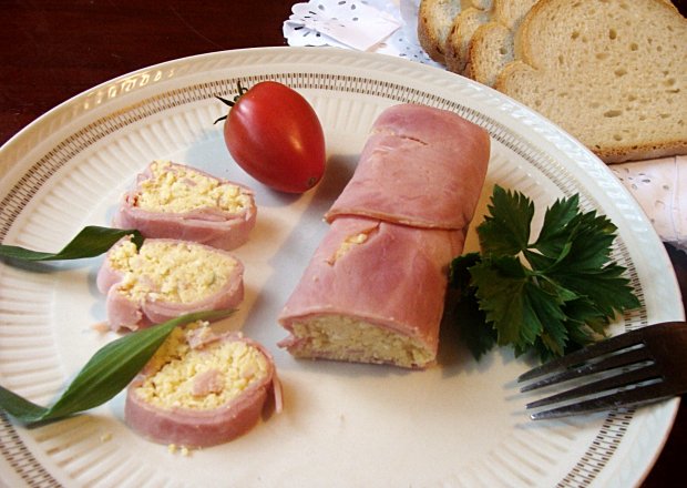 Fotografia przedstawiająca Rolada z szynki i smażonego sera