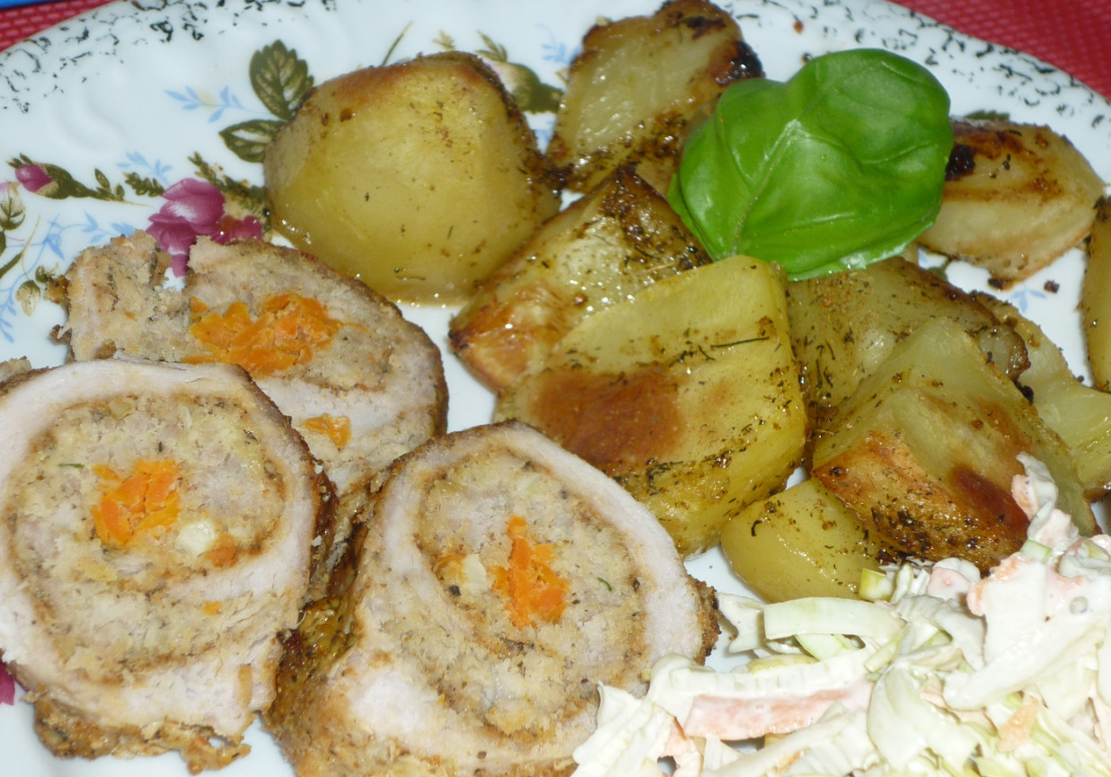 Rolada z szynki wieprzowej z mięsem i marchewką foto