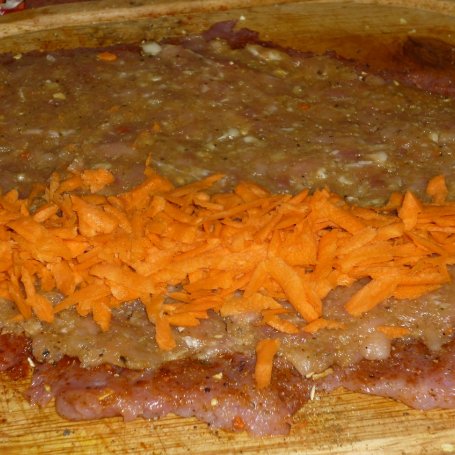 Krok 2 - Rolada z szynki wieprzowej z mięsem i marchewką foto