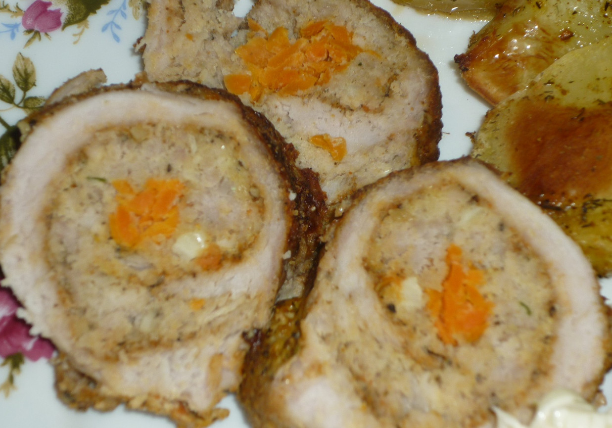 Rolada z szynki wieprzowej z mięsem i marchewką foto