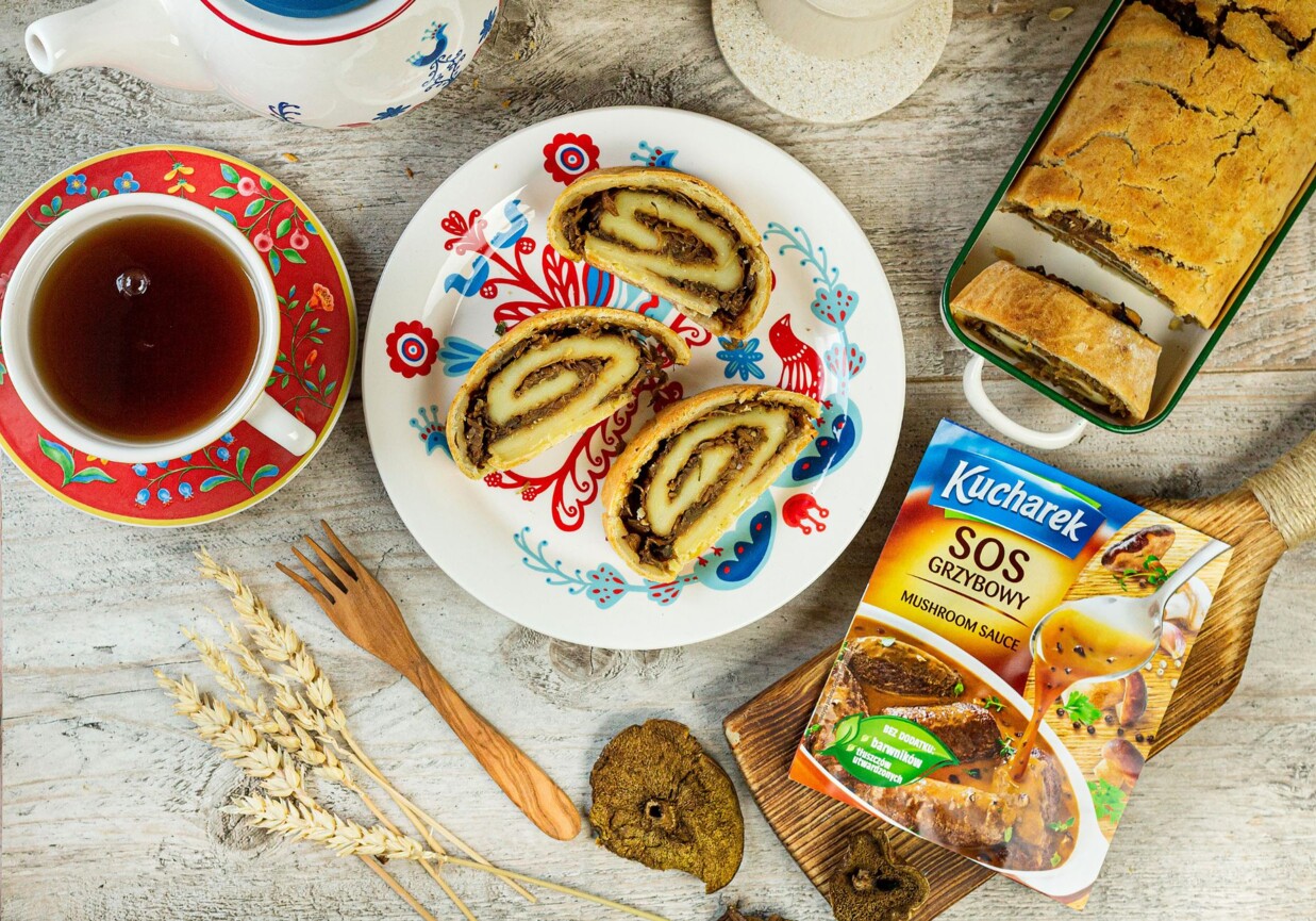 Rolada z ziemniaków z kapustą i grzybami leśnymi foto