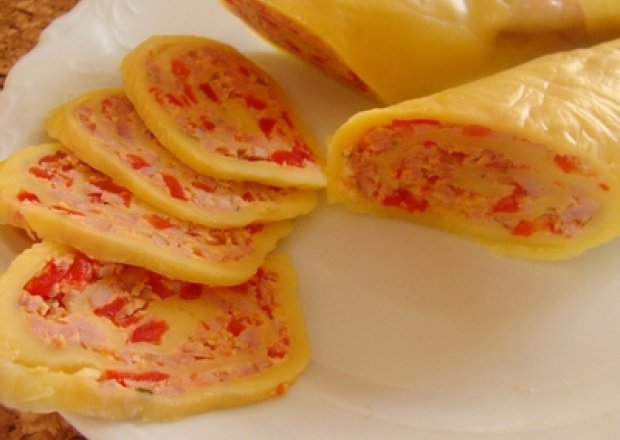 Fotografia przedstawiająca Rolada z żółtego sera