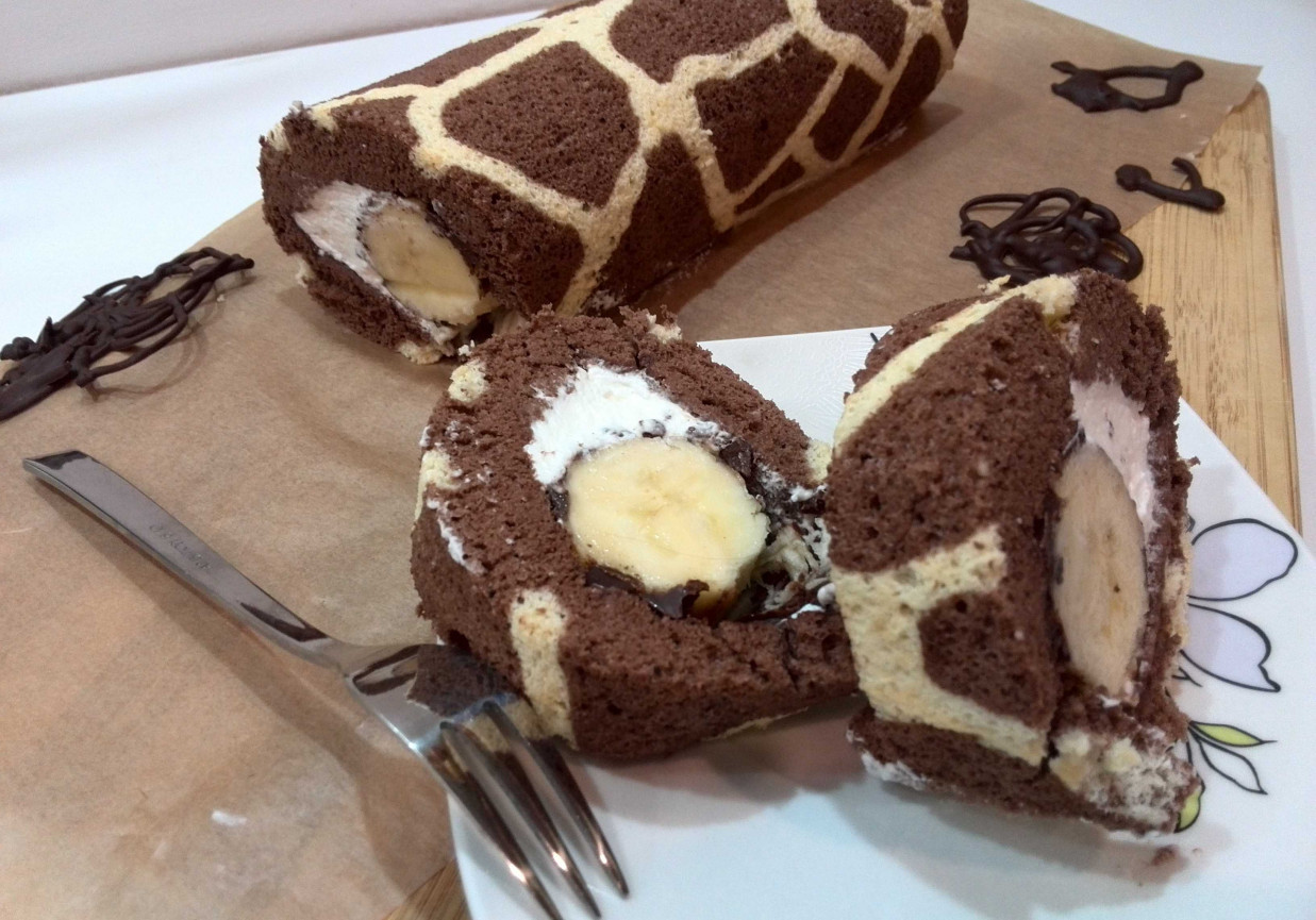 Rolada "żyrafa" z bananem w czekoladzie foto