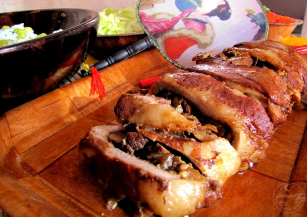 Fotografia przedstawiająca Roladka boczkowa z sosem sojowym i ryż groszkiem i oliwkami