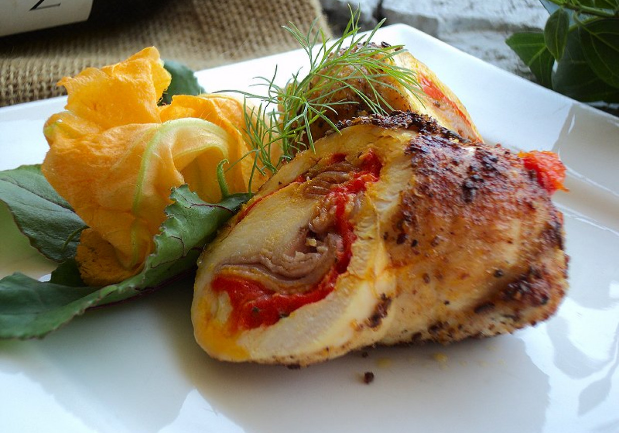 Roladka drobiowa z szynką parmeńską, czerwonym serem w aromatycznych