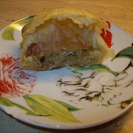 Krok 3 - roladka z ciasta francuskiego z pieczarkami foto