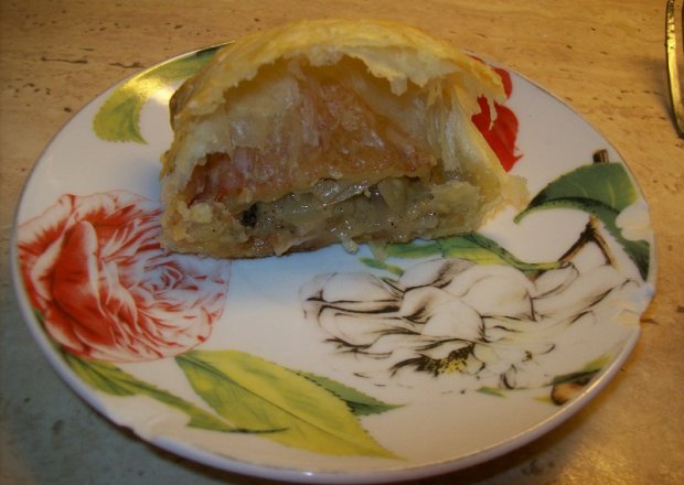 Fotografia przedstawiająca roladka z ciasta francuskiego z pieczarkami