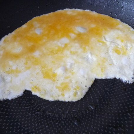 Krok 2 - Roladka z kurczaka z omletem i szpinakiem  foto