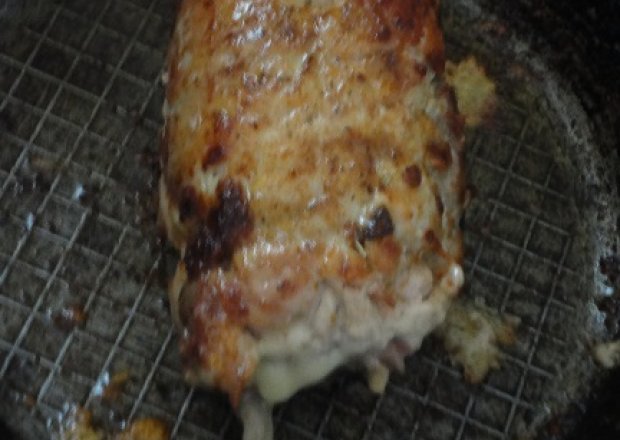 Fotografia przedstawiająca roladka z kurczaka z szynka papryka i serem