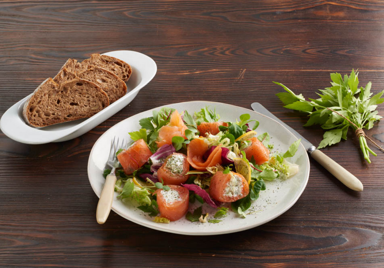 Roladka z wędzonego łososia foto