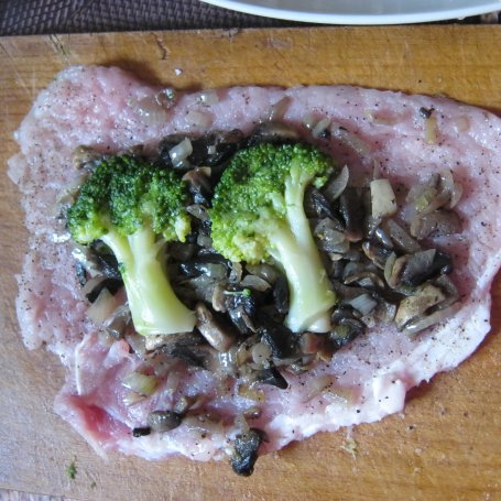 Krok 4 - Roladki brokułowo pieczarkowe w serowym sosie foto