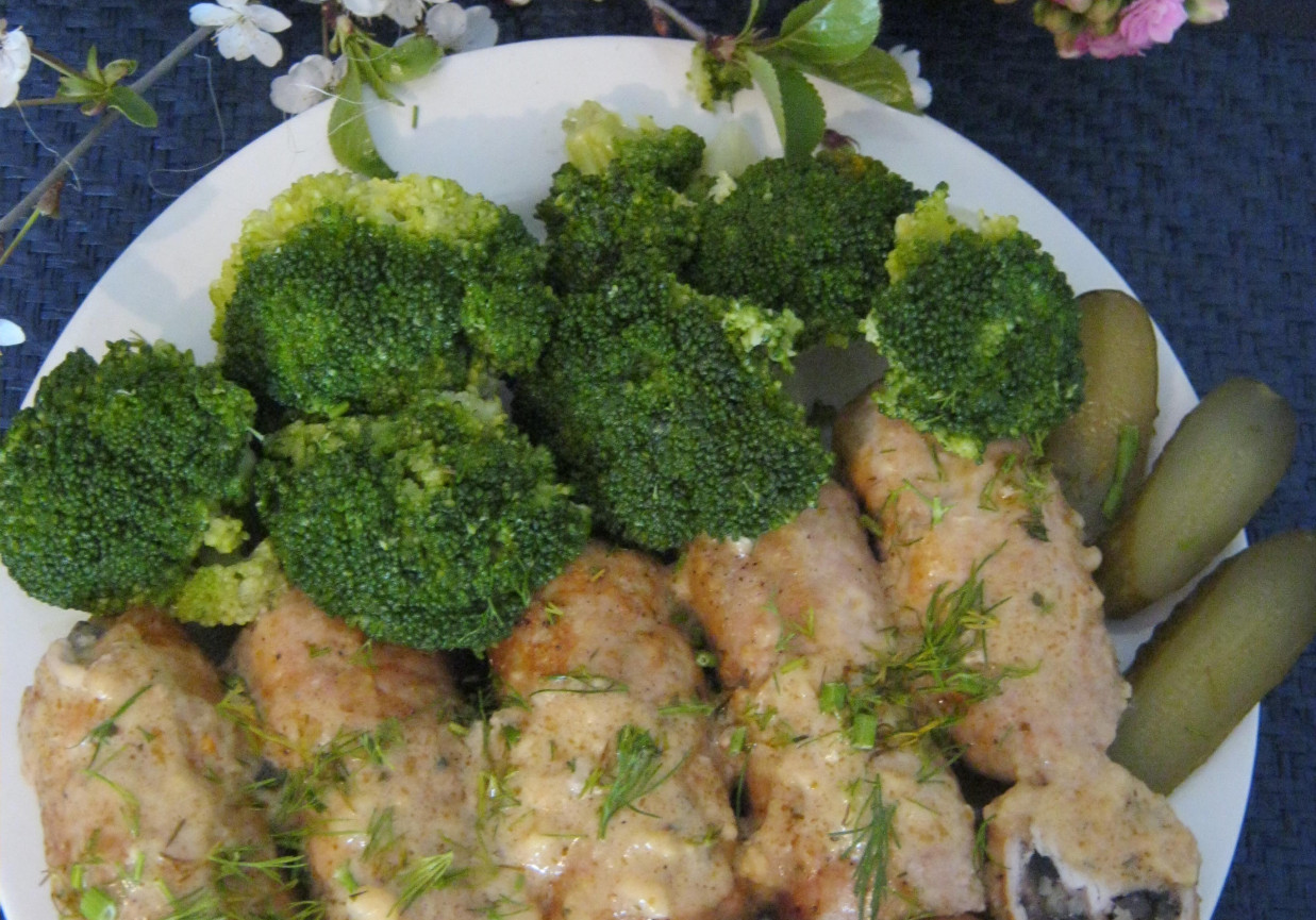 Roladki brokułowo pieczarkowe w serowym sosie foto