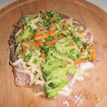 Krok 3 - Roladki drobiowe nadziane brokułem i włoszczyzną foto