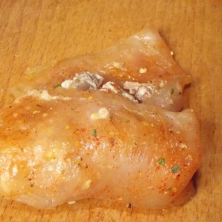 Krok 12 - Roladki drobiowe nadziewane farszem kurkowym w sosie śmietanowym foto