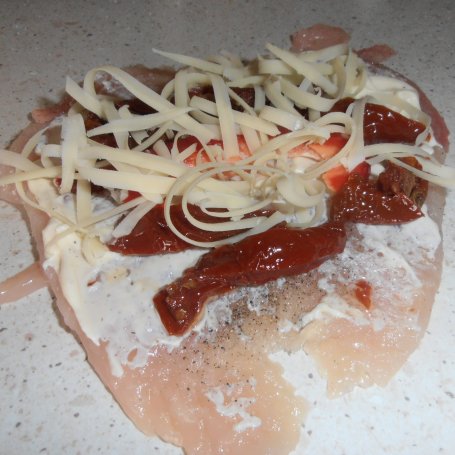 Krok 2 - Roladki drobiowe rolowane w boczku z suszonymi pomidorami pieczone na ziemniakach foto