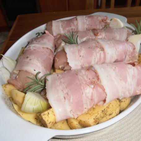 Krok 3 - Roladki drobiowe rolowane w boczku z suszonymi pomidorami pieczone na ziemniakach foto