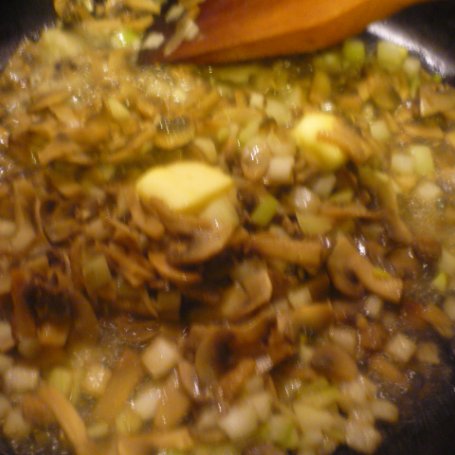 Krok 2 - Roladki drobiowe w ziołach  z serem i pieczarkami foto