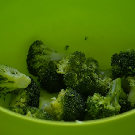 Krok 1 - Roladki drobiowe z brokułem i fetą w słonecznikowej panierce foto
