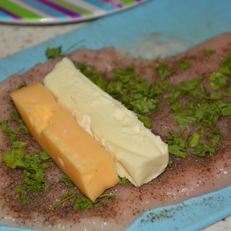 Krok 3 - Roladki drobiowe z bryndzą i wędzonym serem gotowane na parze z warzywami foto