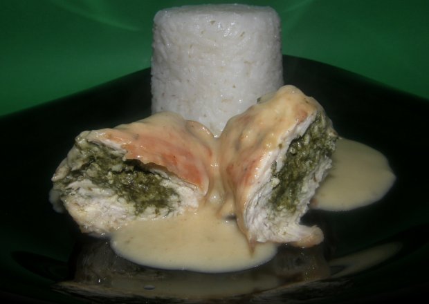 Fotografia przedstawiająca roladki drobiowe z fetą i szpinakiem w serowym sosie