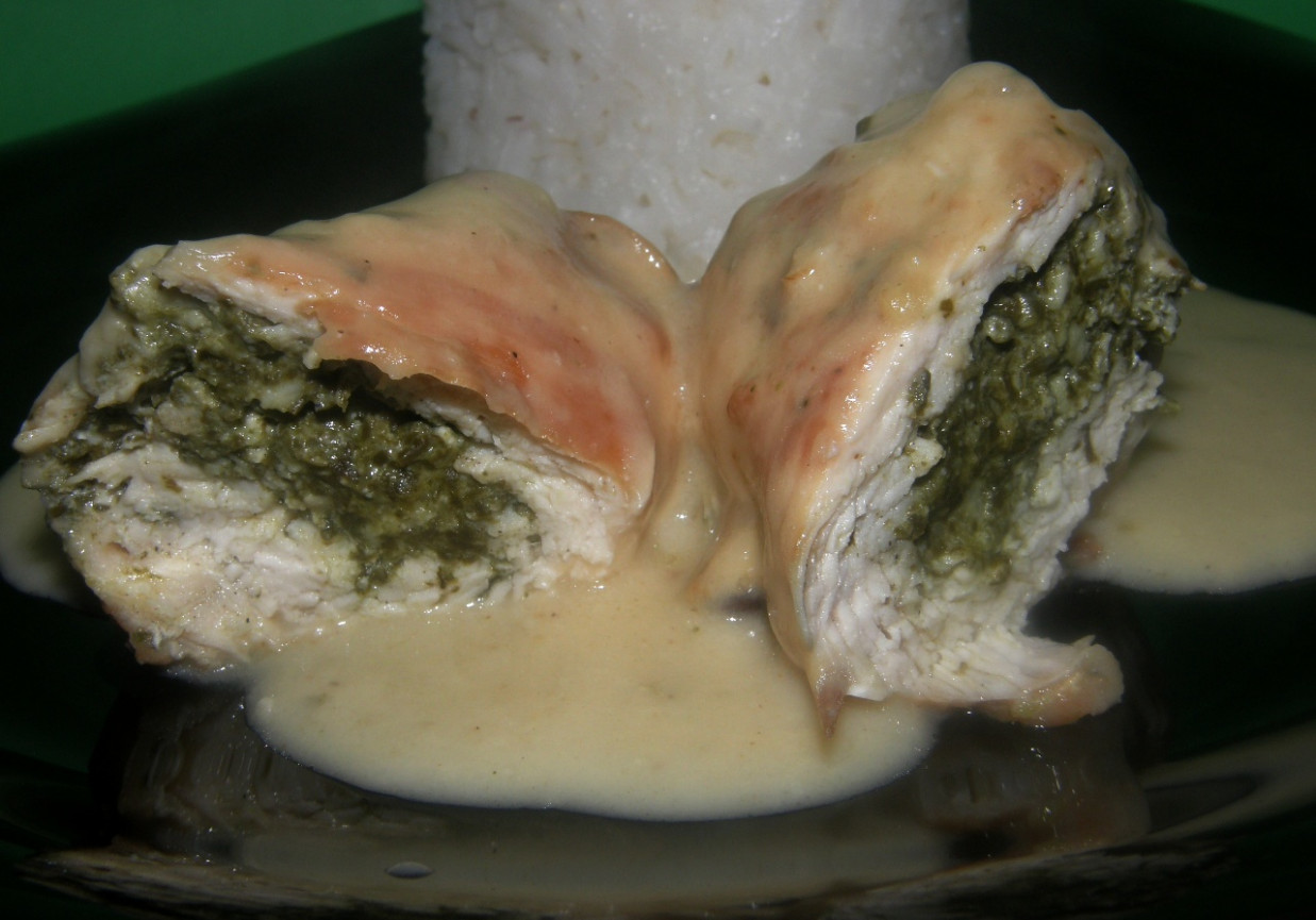 roladki drobiowe z fetą i szpinakiem w serowym sosie foto