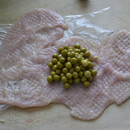 Krok 2 - Roladki drobiowe z groszkiem foto
