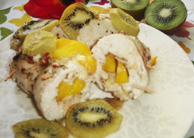 Fotografia przedstawiająca Roladki drobiowe z mango i serem brie pieczone w plastrach kiwi