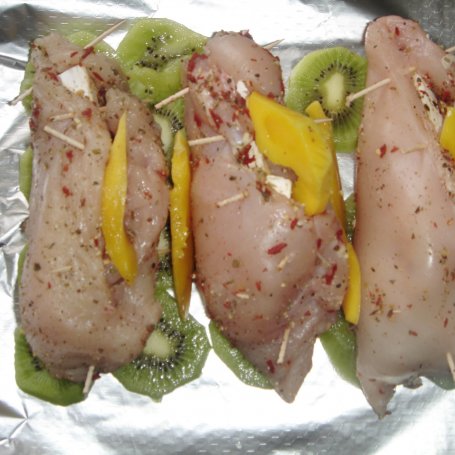 Krok 4 - Roladki drobiowe z mango i serem brie pieczone w plastrach kiwi foto