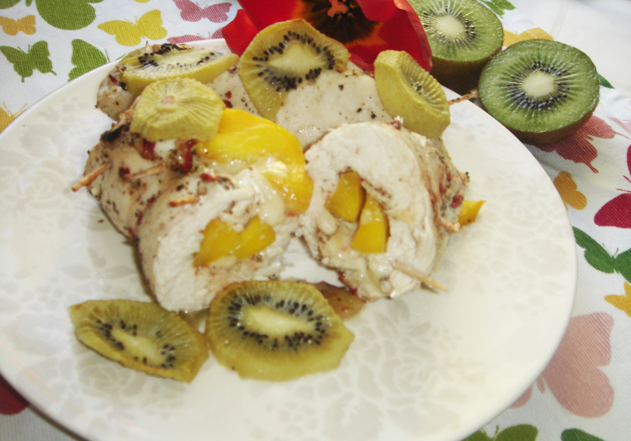 Roladki drobiowe z mango i serem brie pieczone w plastrach kiwi foto
