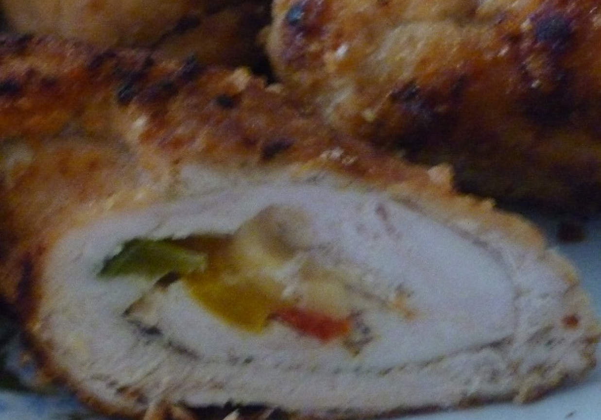 Roladki drobiowe z papryką i żółtym serem foto