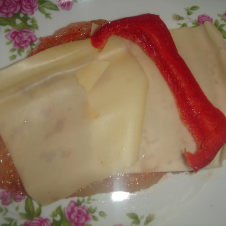 Krok 2 - Roladki drobiowe z papryką i żółtym serem foto