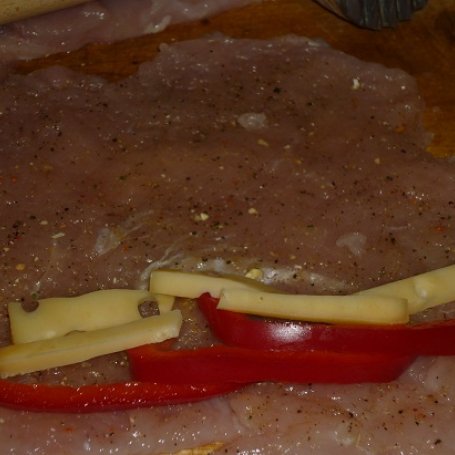 Krok 1 - Roladki drobiowe z papryką i żółtym serem foto