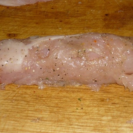 Krok 2 - Roladki drobiowe z papryką i żółtym serem foto