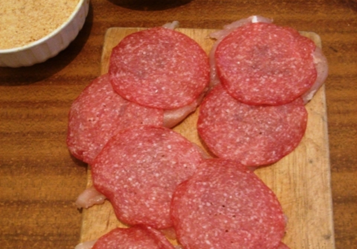 Roladki drobiowe z salami, serem, ogórki foto