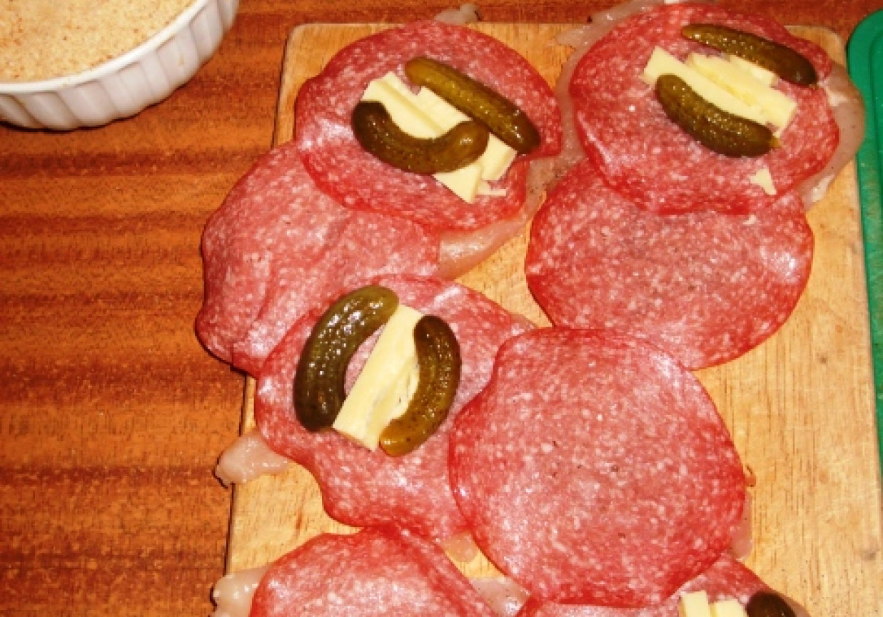 Roladki drobiowe z salami, serem, ogórki foto