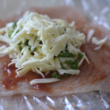 Krok 2 - Roladki drobiowe z serem, ketchupem i szczypiorkiem foto