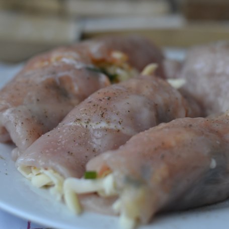 Krok 3 - Roladki drobiowe z serem, ketchupem i szczypiorkiem foto