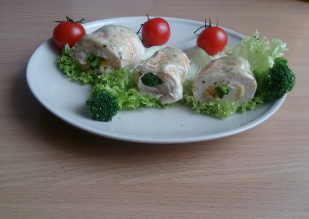 Fotografia przedstawiająca Roladki drobiowe z serkiem topionym i warzywami