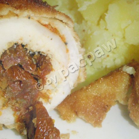 Krok 9 - Roladki drobiowe z suszonym pomidorem i serem pleśniowym foto