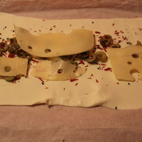 Krok 2 - Roladki francuskie  z oliwkami i serem żółtym foto