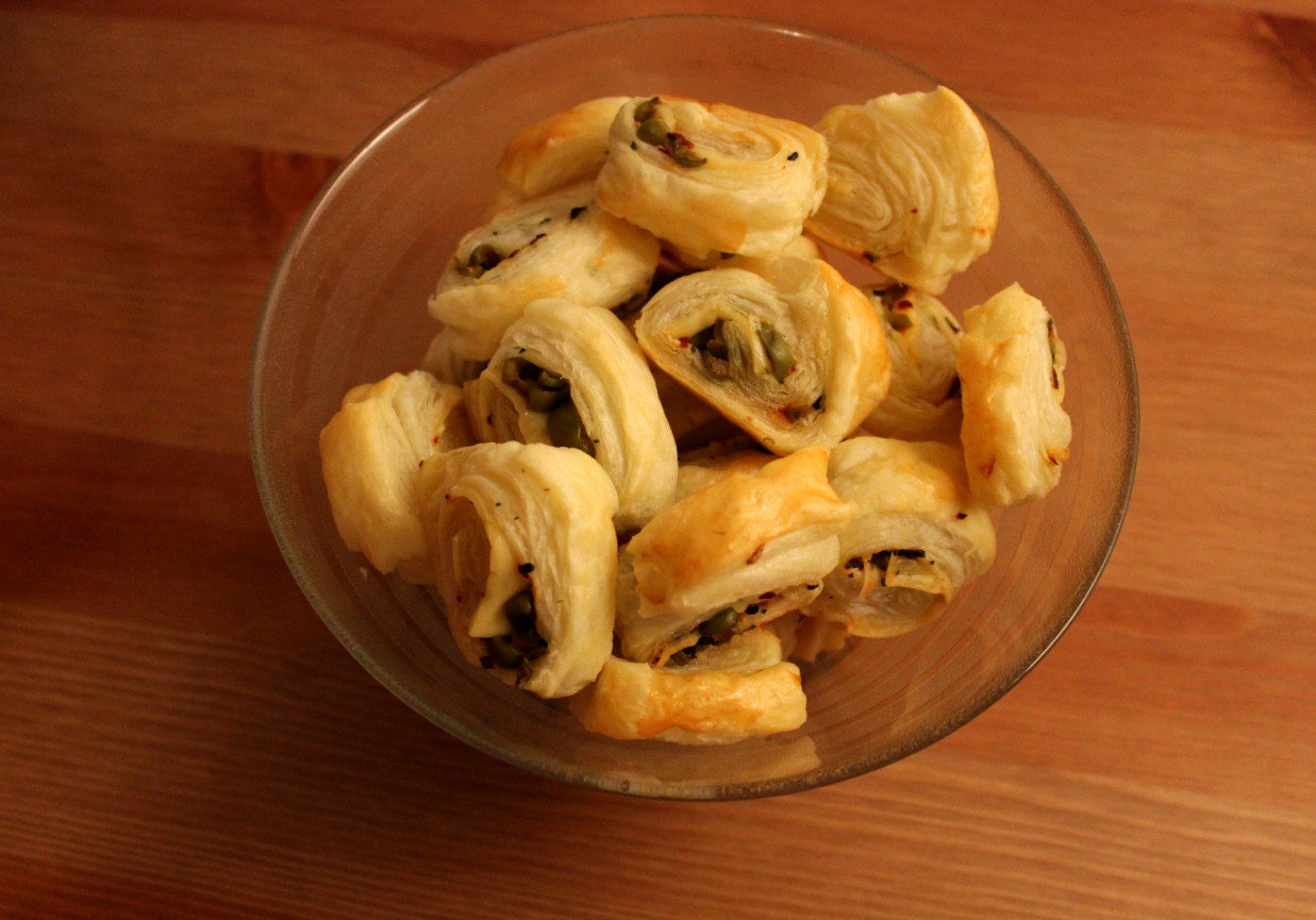 Roladki francuskie  z oliwkami i serem żółtym foto