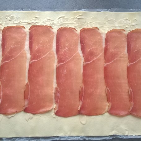 Krok 2 - Roladki francuskie z suszonymi pomidorami, szynką parmeńską i camembertem foto