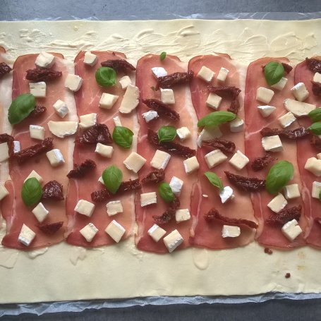 Krok 3 - Roladki francuskie z suszonymi pomidorami, szynką parmeńską i camembertem foto